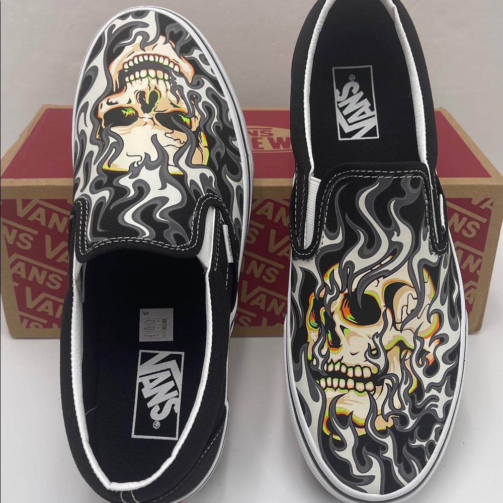Vans WMNS Classic Slip-On
Flame Skull Black/True White
VN0009Q7BMX Sneakers